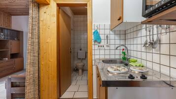 Fridge, stovetop, coffee/tea maker