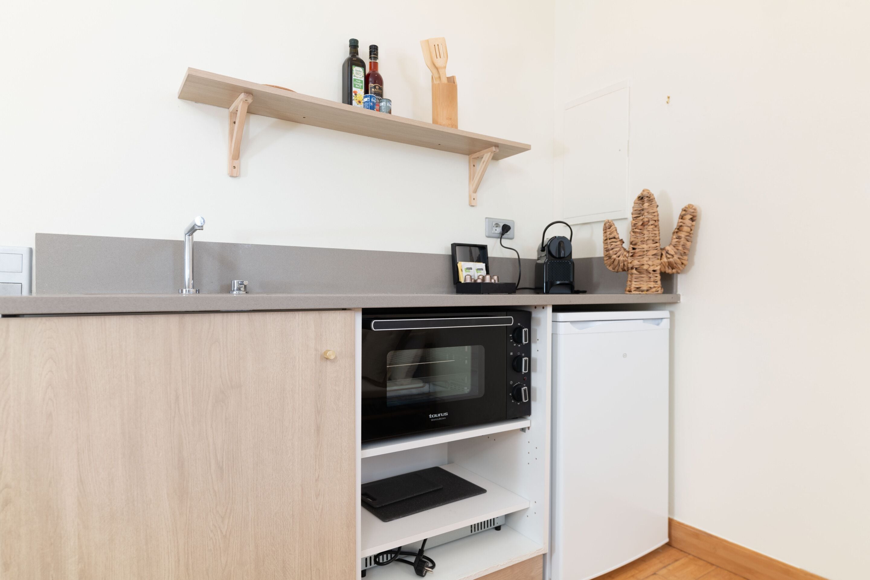 Coffee/tea maker, fridge, oven, electric kettle