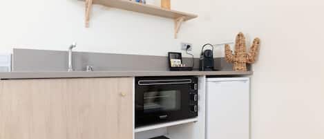 Coffee/tea maker, fridge, oven, electric kettle