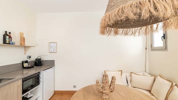 Fridge, oven, coffee/tea maker, cookware/dishes/utensils