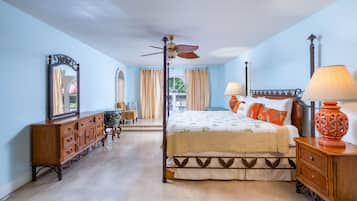 4 habitaciones, escritorio y tabla de planchar con plancha