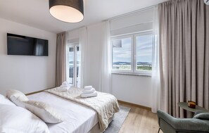 4 bedrooms, iron/ironing board, free WiFi