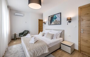 4 bedrooms, iron/ironing board, free WiFi - Nice home in Vodice with sauna (Vodice)