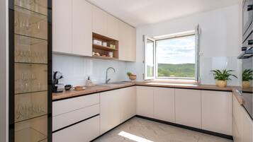 Fridge, microwave, oven, stovetop