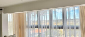 Hilltop Lux Escape 180° Panoramic City View: 24/7 Solar + Fast WiFi + Borehole 