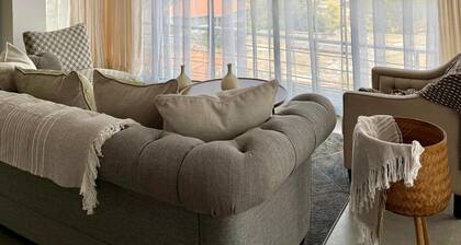 Hilltop Lux Escape 180° Panoramic City View: 24/7 Solar + Fast WiFi + Borehole