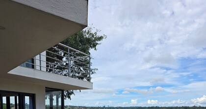Hilltop Lux Escape 180° Panoramic City View: 24/7 Solar + Fast WiFi + Borehole