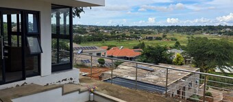 The Hayhill Treetop Escape Apartment offers scenic views overlooking Harare.