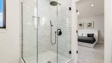 Casa Luxury, non fumatori, animali ammessi | Bagno | Soffione a pioggia, articoli per l'igiene personale ecosostenibili