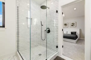 Luxe huis, niet-roken, huisdieren toegestaan | Badkamer | Een regendouche, milieuvriendelijke toiletartikelen, een haardroger