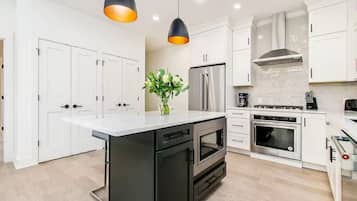 Jungle Sol | Private kitchen | Full-size fridge, microwave, oven, stovetop