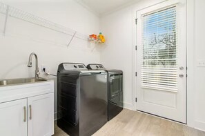 Maison Luxe, non-fumeurs, climatisation | Salle de bain | Douche à « effet pluie », articles de toilette écologiques