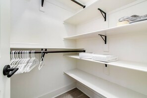 Jungle Sol | Egyptian cotton sheets, premium bedding, memory foam beds, free minibar - Jungle House Designer Residences – Downtown Columbus (Columbus)