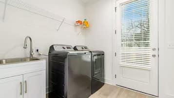 Artículos de higiene personal ecológicos, secador de pelo y jabón