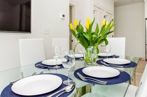 In-room dining - Jungle House Designer Residences – Downtown Columbus (Columbus)