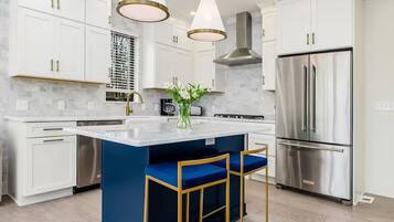 Full-size fridge, microwave, oven, stovetop