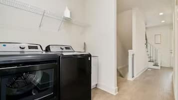 Jungle Luna | Bathroom | Rainfall showerhead, eco-friendly toiletries, hair dryer, towels