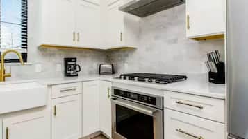 Frigorífico grande, microondas, horno y placa de cocina