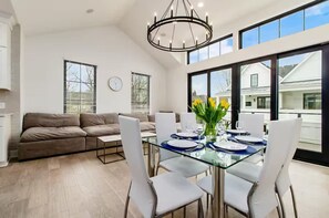 Casa superluxo, para não fumantes, ar-condicionado | Opções para refeição no quarto