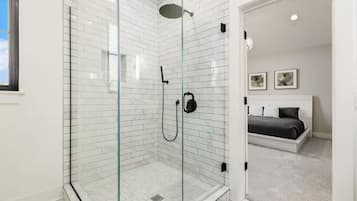 Jungle Luna | Bathroom | Rainfall showerhead, eco-friendly toiletries, hair dryer, towels