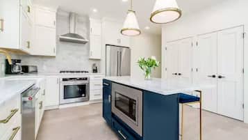 Full-size fridge, microwave, oven, stovetop