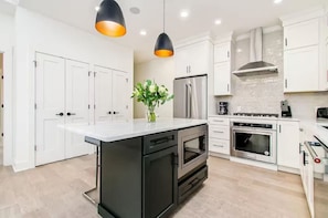 Maison Luxe, non-fumeurs, climatisation | Cuisine privée | Grand réfrigérateur, micro-ondes, four, plaque de cuisson