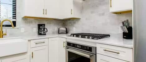Jungle Luna | Private kitchen | Full-sized fridge, microwave, oven, stovetop
