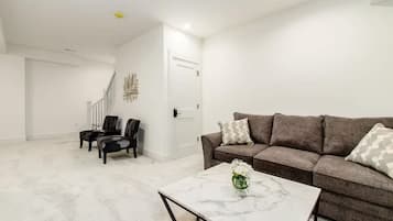 Nhà Cao cấp, không hút thuốc, máy điều hòa | Khu phòng khách | Smart TV 55-inch có truyền hình kỹ thuật số, Netflix, Hulu