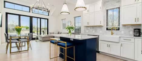 Full-sized fridge, microwave, oven, stovetop