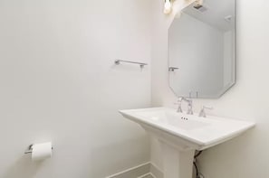 Bathroom - Jungle House Designer Residences – Downtown Columbus (Columbus)