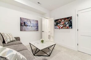 Luksus-hus - ikke-ryger - aircondition | Opholdsområde | 55-tommers smart-tv med digitale kanaler, Netflix, Hulu