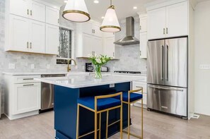 In-room dining - Jungle House Designer Residences – Downtown Columbus (Columbus)