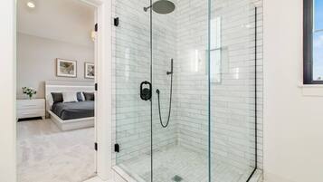 Jungle Sol | Bathroom | Rainfall showerhead, eco-friendly toiletries, hair dryer, towels