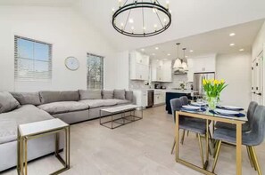 Jungle Luna | Living area - Jungle House Designer Residences – Downtown Columbus (Columbus)