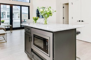 Maison Luxe, non-fumeurs, climatisation | Cuisine privée | Grand réfrigérateur, micro-ondes, four, plaque de cuisson
