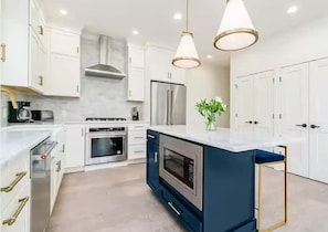 Full-size fridge, microwave, oven, stovetop