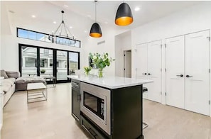 Full-size fridge, microwave, oven, stovetop