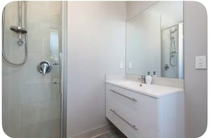 Douche, sĂšche-cheveux, serviettes fournies, savon