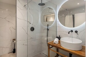 Dusche, Haartrockner, Handtücher