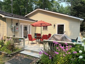 Outdoor dining - Oak Tree Retreat - Steps away from water fun! (Lake)