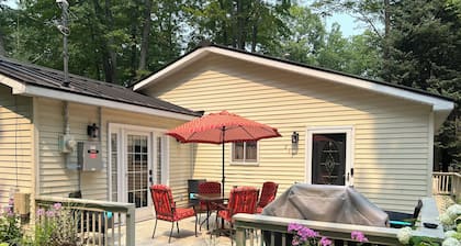 Oak Tree Retreat - Steps away from water fun!