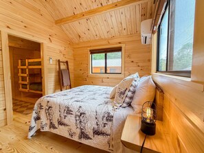 1 bedroom, WiFi, bed sheets - SaunaHaus | Log Cabin + Private Sauna by the Brook (Lincoln)