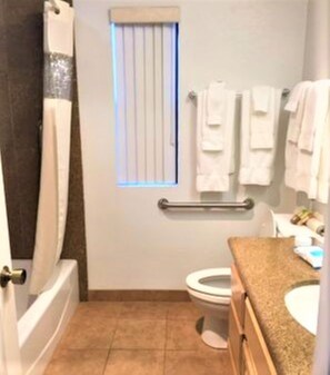 Departamento, 1 habitación, balcón | Baño | Amenidades de baño gratuitas, secadora de cabello, toallas 