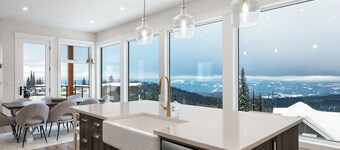 Luxury brand new duplex 4 bed/5 bath, elevator, hot tub, BBQ and pet-friendly!