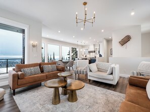 Smart TV, fireplace - Luxury brand new duplex 4 bed/5 bath, elevator, hot tub, BBQ and pet-friendly! (Silver Star Mountain)