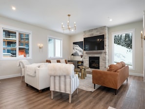 Smart TV, fireplace