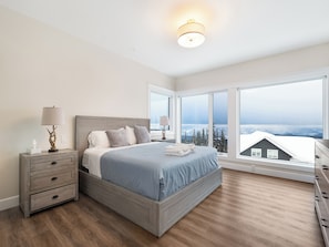 4 bedrooms, desk, iron/ironing board, free WiFi