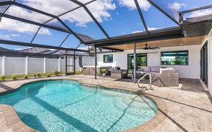 Een buitenzwembad en een verwarmd zwembad