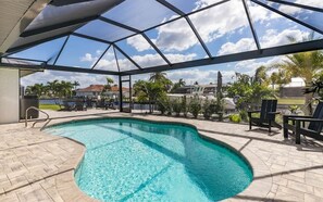 Una piscina al aire libre, una piscina climatizada