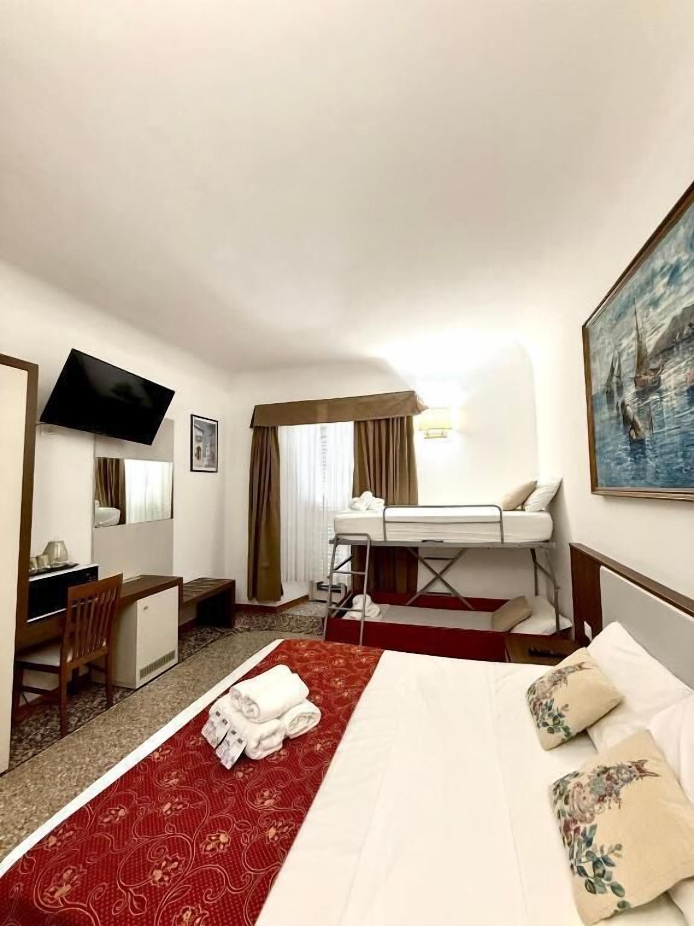 Firemannsrom – standard | Skrivebord, lydisolert, strykejern/-brett og wi-fi (inkludert)